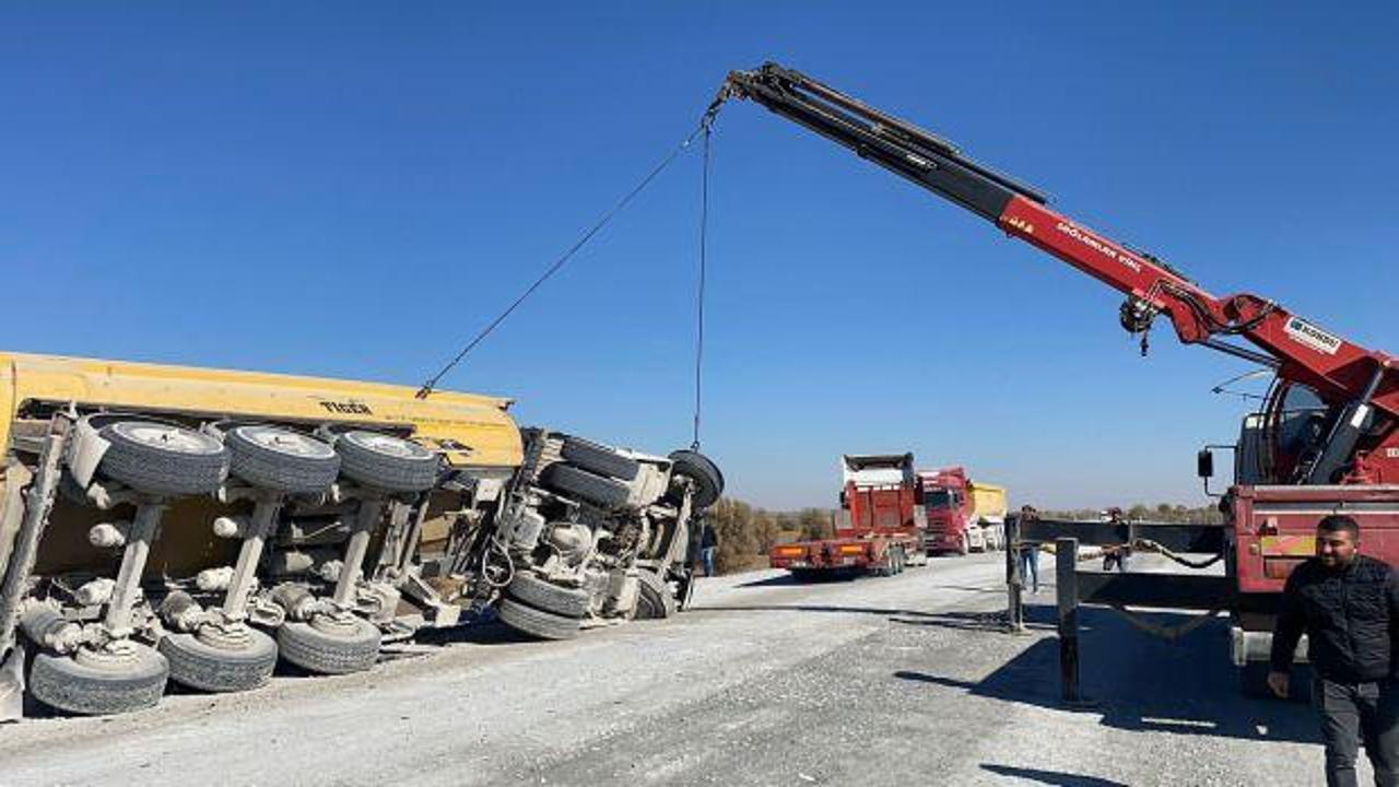 Afyonkarahisar'da korkutan kaza: Lastiği patlayan TIR devrildi