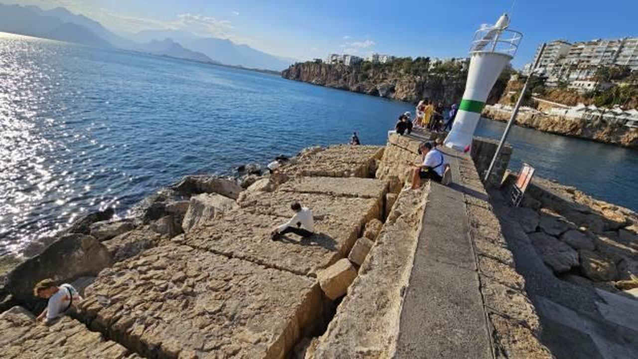Antalya'da korkutan g&ouml;r&uuml;nt&uuml;: Yat Limanı İskelesi 15 derece eğildi!