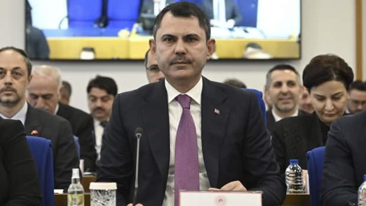 Bakan Kurum, İzmir K&ouml;rfezi'ndeki kirliliği getirilen numune ile anlattı