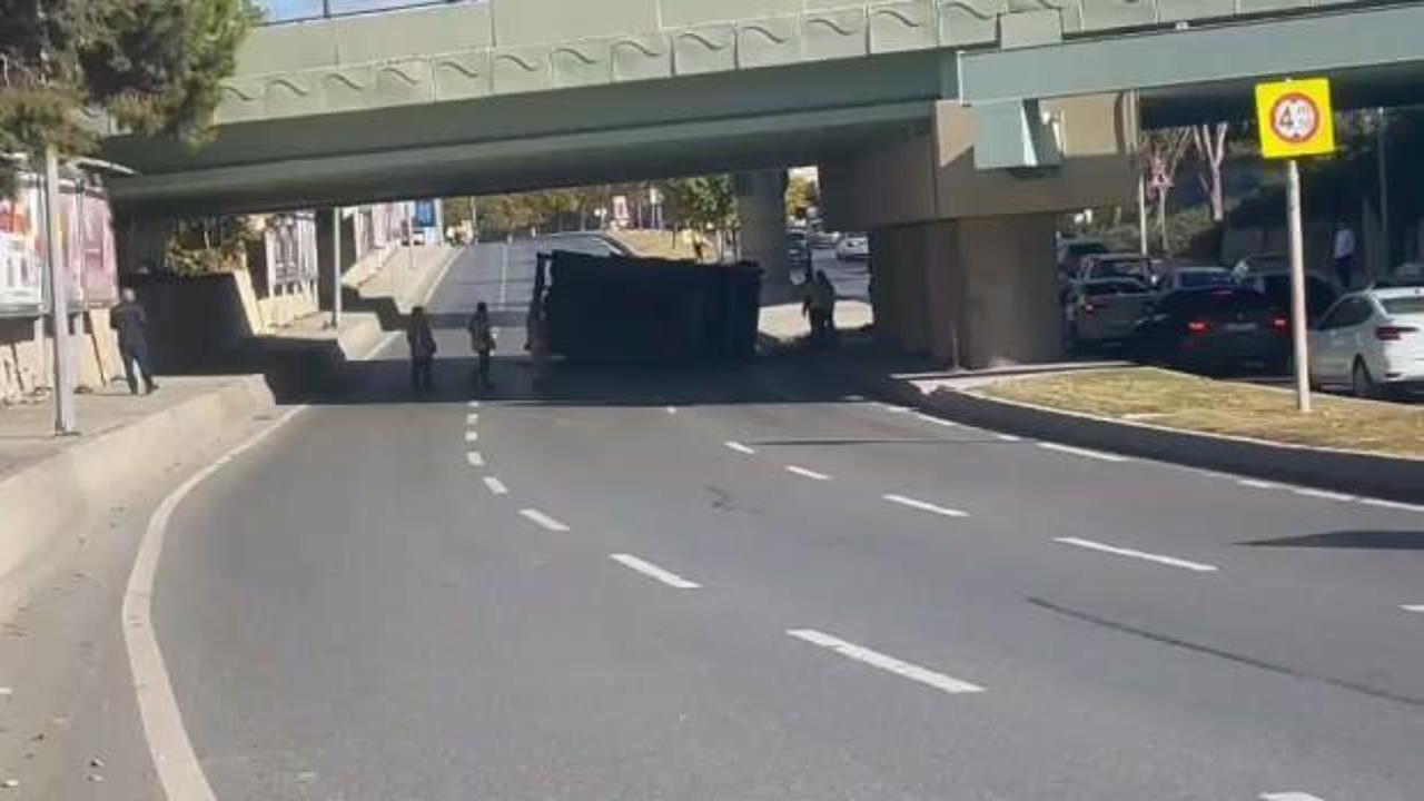 Bakırk&ouml;y'de sabıkalı ge&ccedil;itte yine kaza: İSKi'ye ait vin&ccedil; &ccedil;arptı