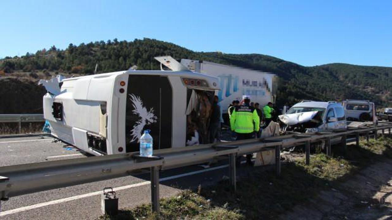 &Ccedil;ankırı'da 3 ara&ccedil; kazaya karıştı: &Ccedil;ok sayıda yaralı var