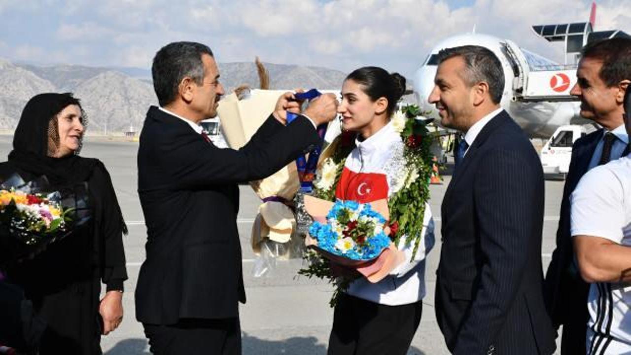 Dünya ikincisi milli boksöre görkemli karşılama