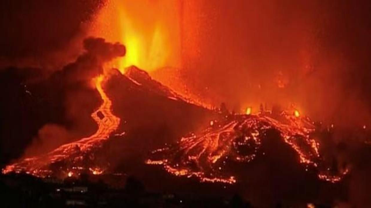 Endonezya'da yanardağ patladı: 10 kişi öldü