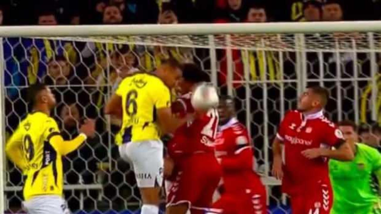 Fenerbahçe-Sivasspor maçında iki tartışmalı karar!