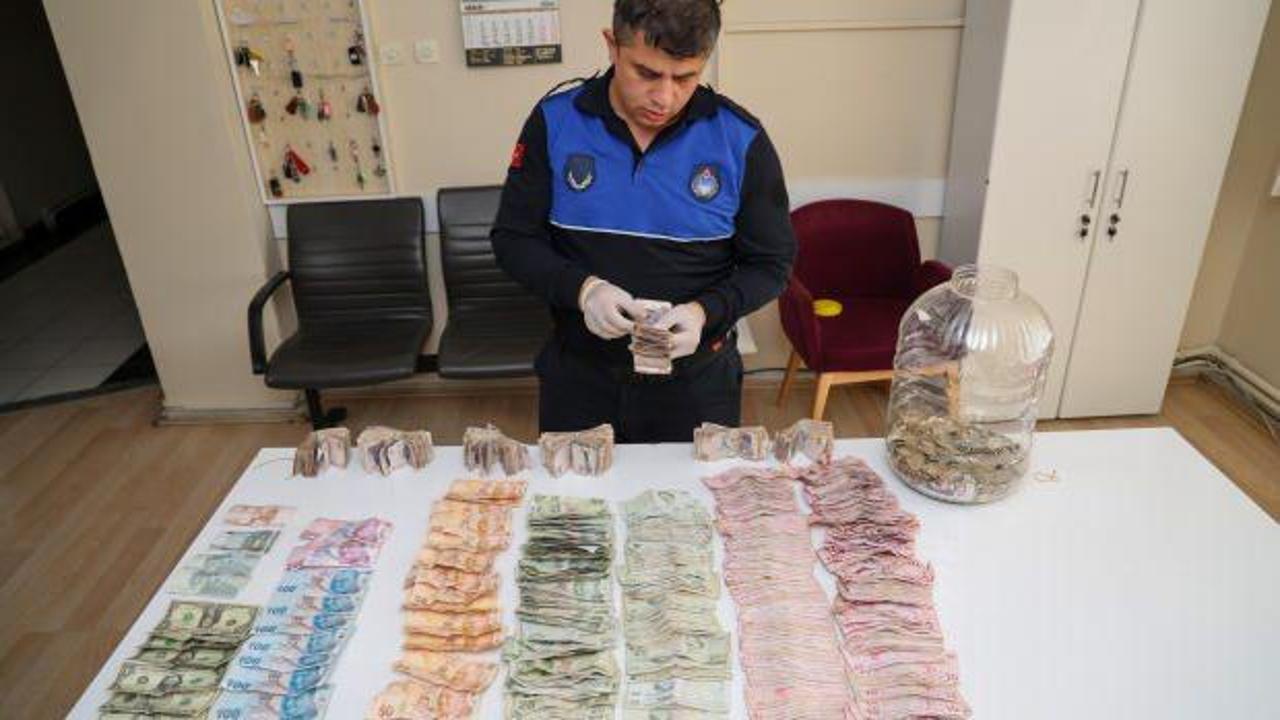 T&uuml;rk lirası ile yetinmedi! Gezgin dilencinin hasılatı dudak u&ccedil;uklattı! 