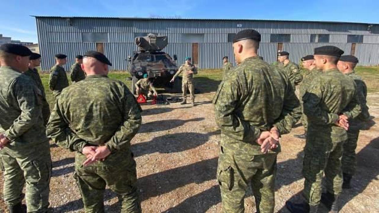 Mehmetçik'ten Kosovalı askerlere "Cobra" eğitimi