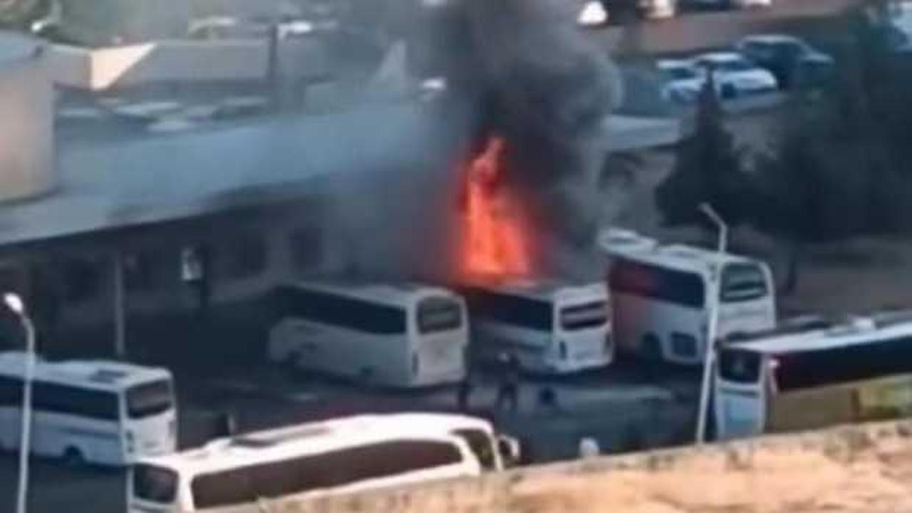 Otogarda park halindeki otob&uuml;s alev topuna d&ouml;nd&uuml;