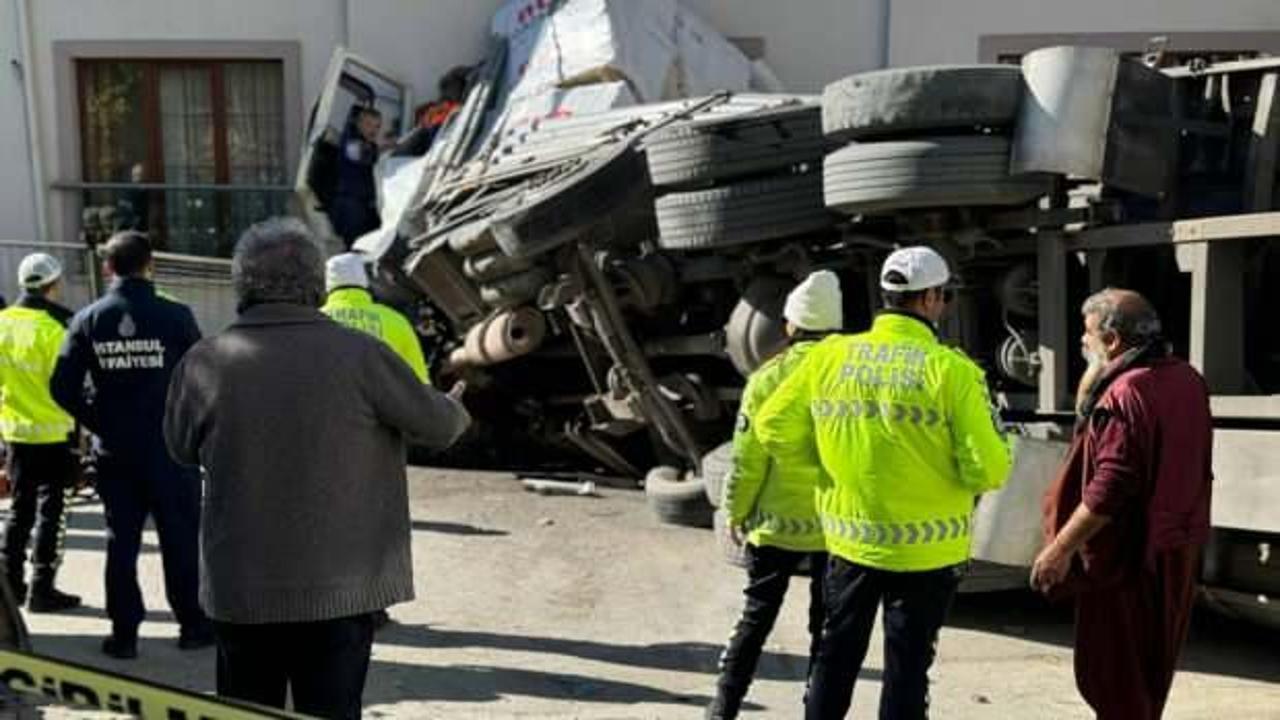 Son dakika: İstanbul'da TIR eve girdi!