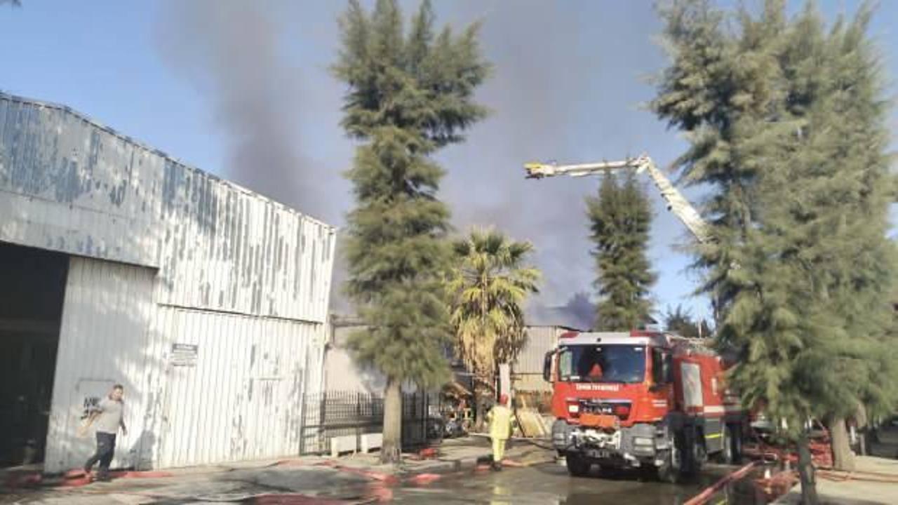 Son dakika: İzmir'de kimya fabrikasında yangın!