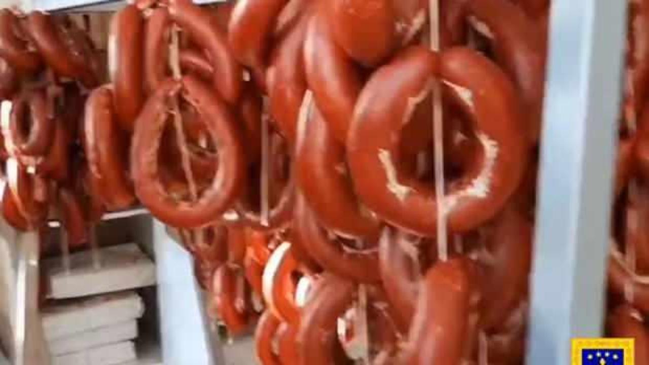 Afyonkarahisar'da bozulmuş ve etiketi değiştirilmiş kilo kilo sucuk ele ge&ccedil;irildi!