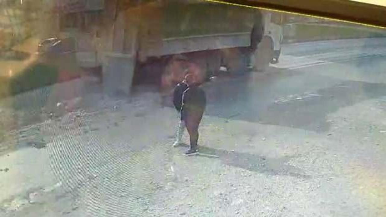 Hatay'da kamyon kapağı a&ccedil;ılınca molozlar yola sa&ccedil;ıldı 