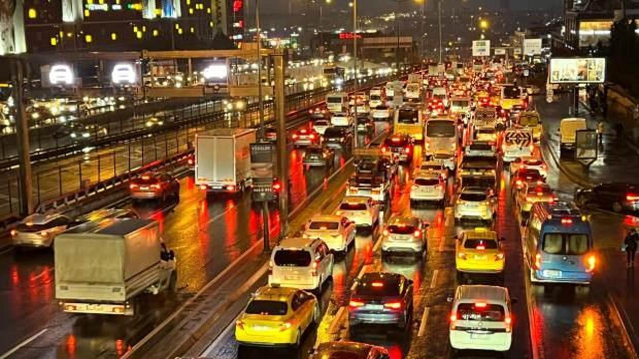  İstanbul'da haftanın son g&uuml;n&uuml;nde trafik y&uuml;zde 90'a ulaştı