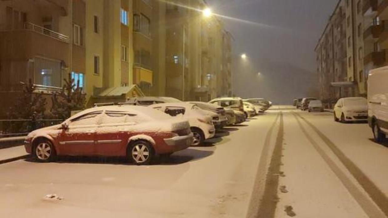 Kar yağışı bir anda bastırdı! Şehirde her yer bembeyaz oldu! 