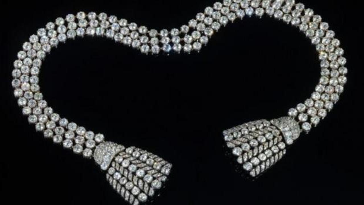 Krali&ccedil;enin elmas kolyesi rekor bedele satıldı