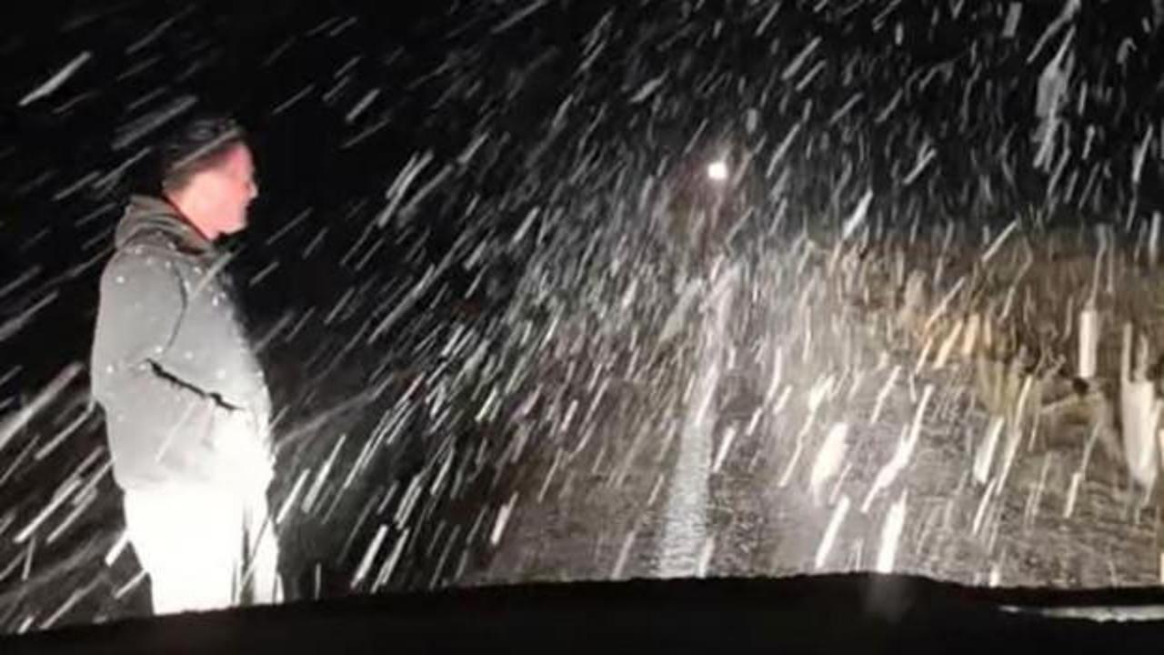 Yoğun kar yağışı! Vatandaşlar şaşkına d&ouml;nd&uuml;! Bir anda beyaza b&uuml;r&uuml;nd&uuml;