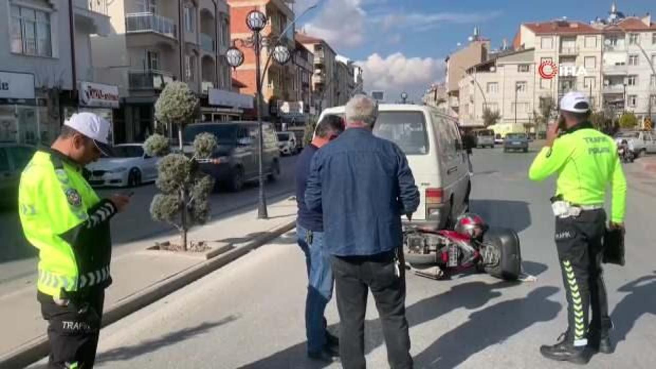 Motosiklet minib&uuml;s&uuml;n altına girdi: 1 yaralı