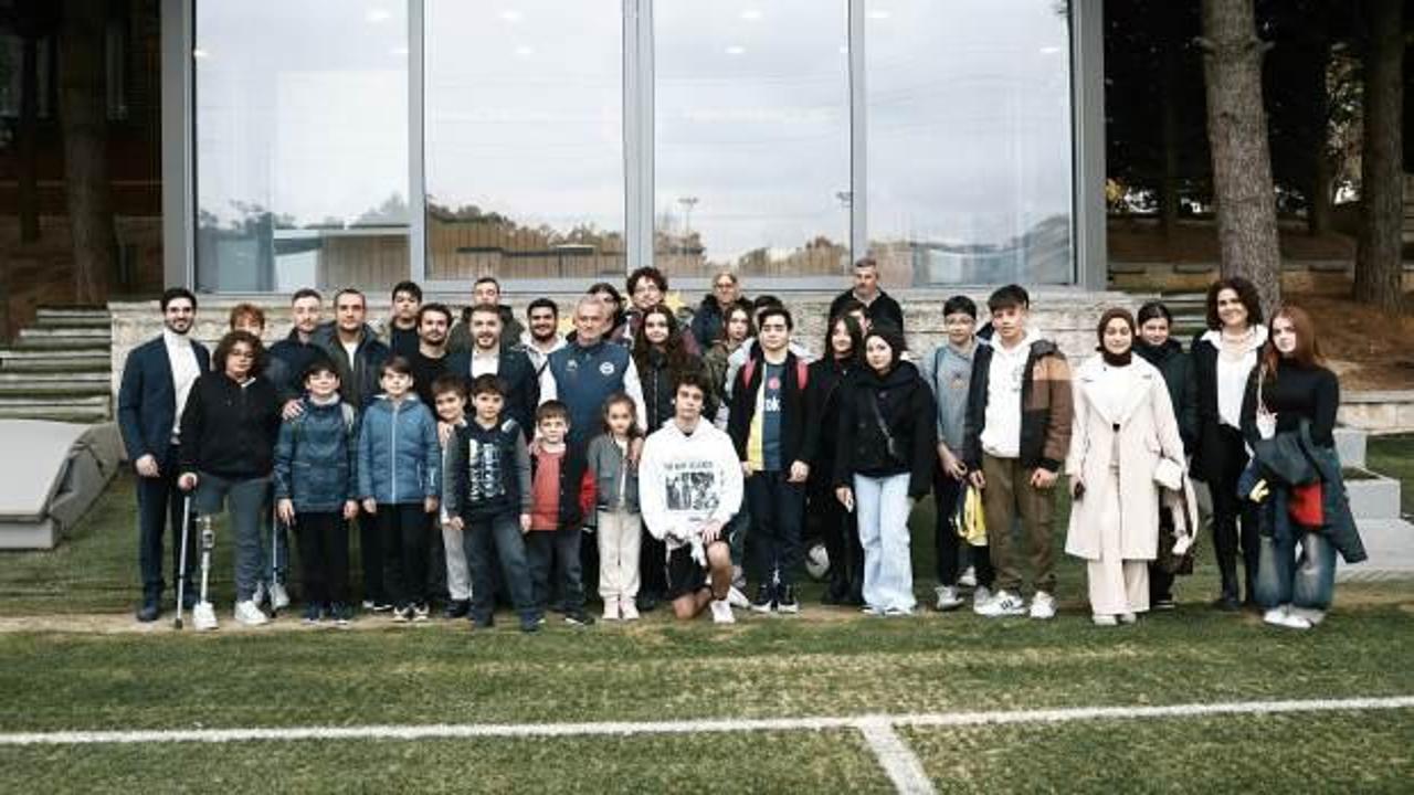 Mourinho ve futbolcular, eğitim bursu alan &ccedil;ocuklar ile bir araya geldi