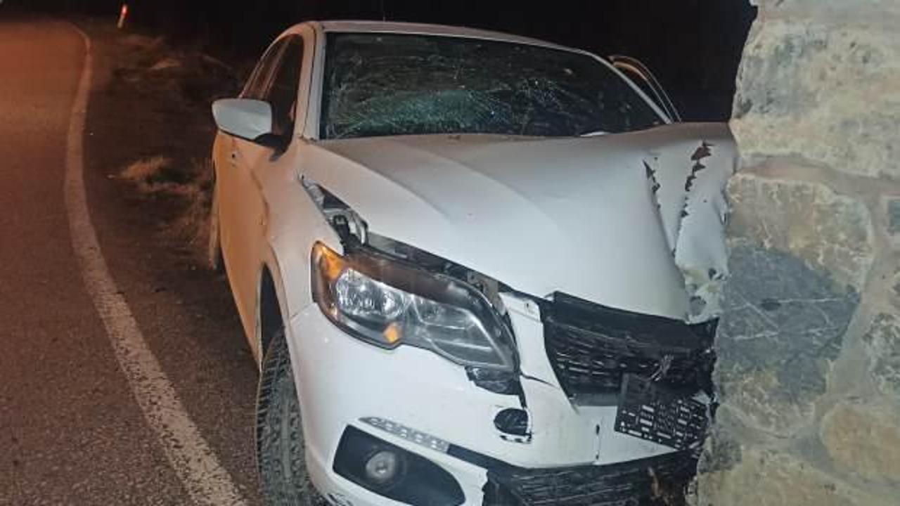 Otomobil camiye &ccedil;arptı: Yaralılar var!