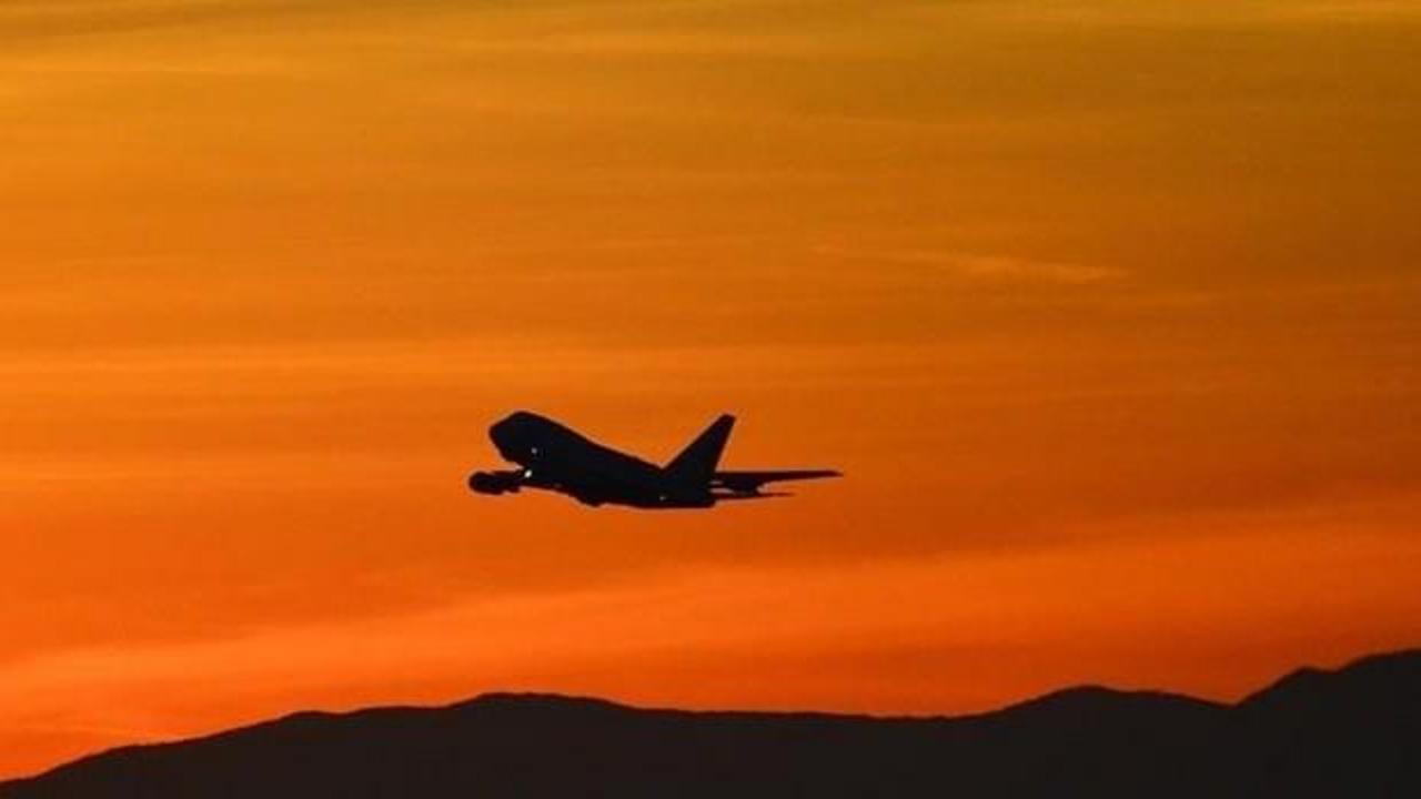 Yolcu uçağı, inişe geçtiği sırada kurşunların hedefi oldu