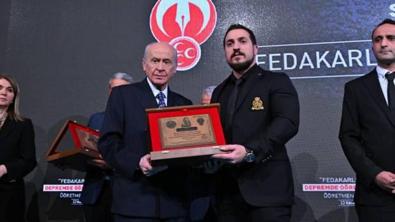 Bahçeli, deprem bölgesi öğretmenlerine plaket verdi