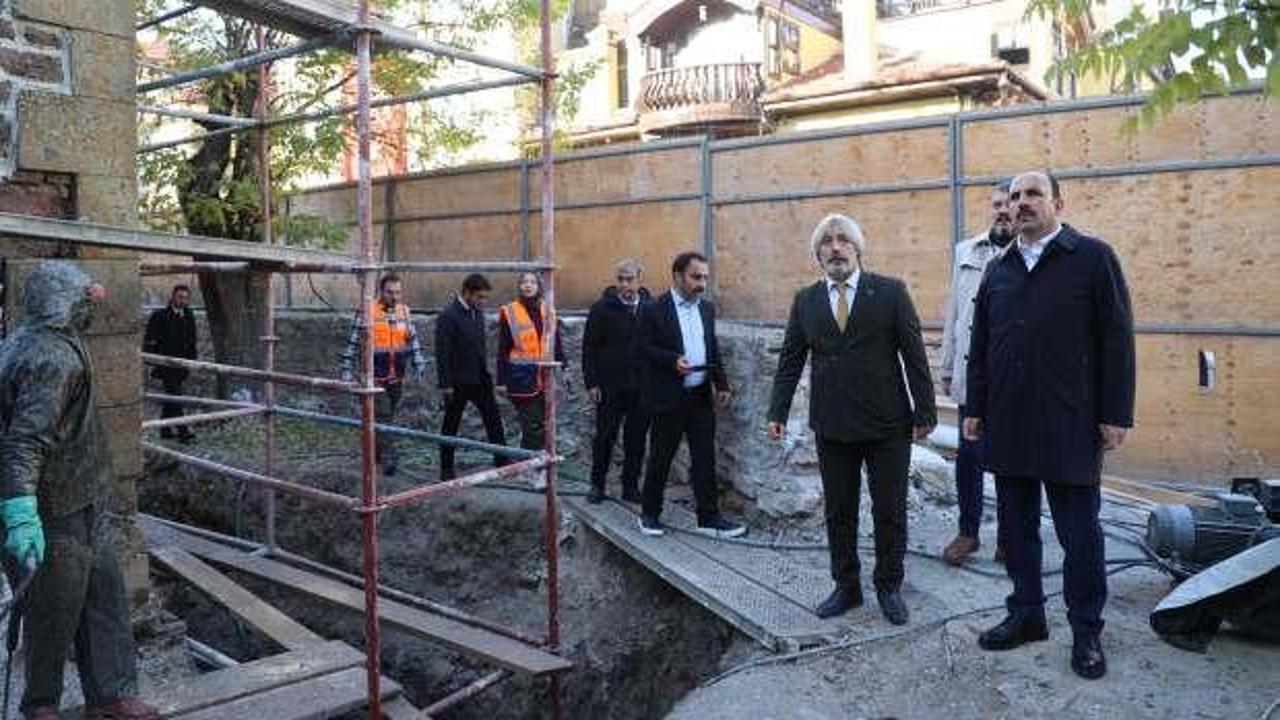Başkan Altay iki &ouml;nemli sel&ccedil;uklu eserindeki restorasyon &ccedil;alışmalarını inceledi