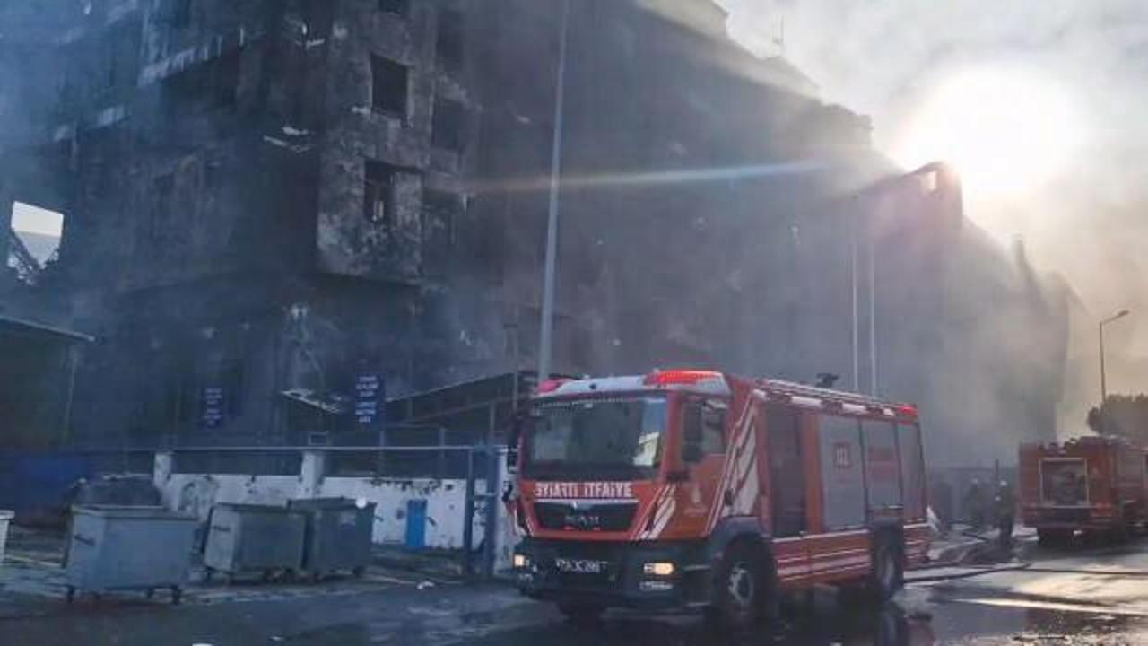 Beylikdüzü'nde plastik fabrikasındaki yangına müdahale sürüyor