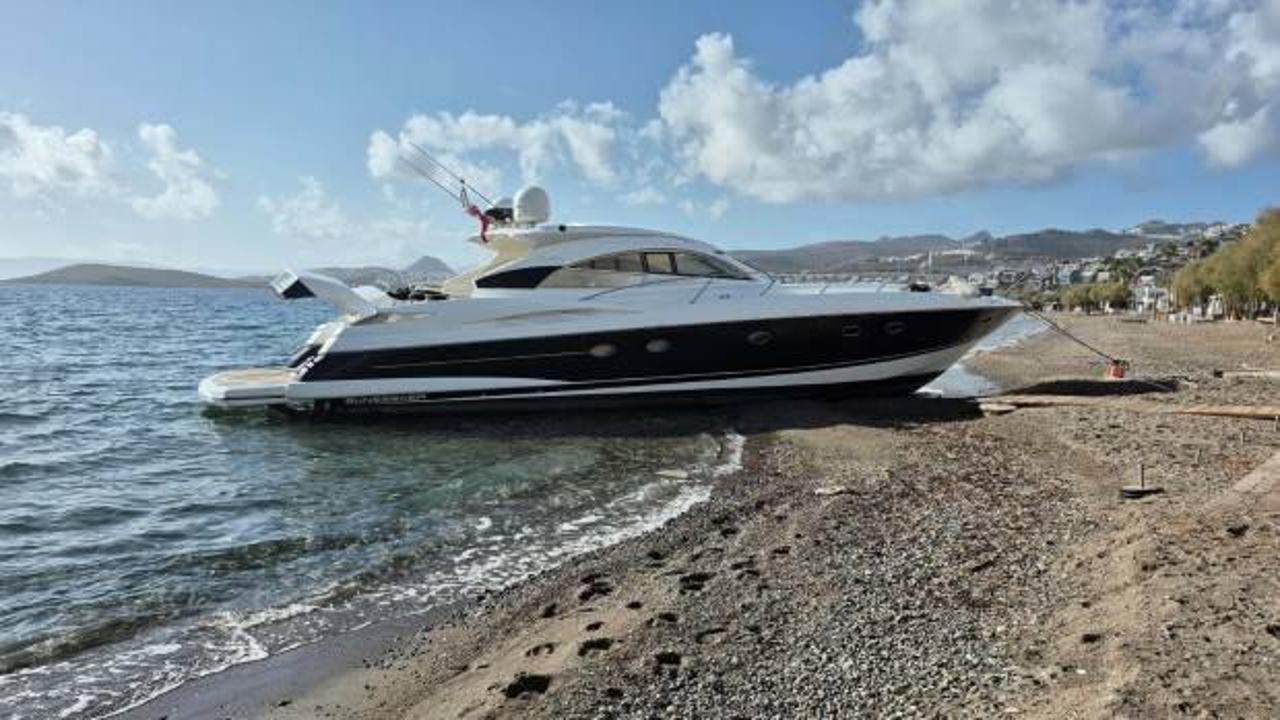 Bodrum'da fırtına nedeniyle motor yat karaya oturdu