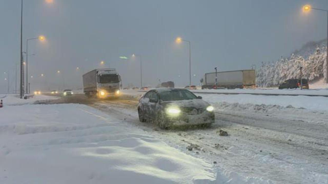 Bolu Dağı T&uuml;neli ulaşıma a&ccedil;ıldı: Kar yağışı devam ediyor