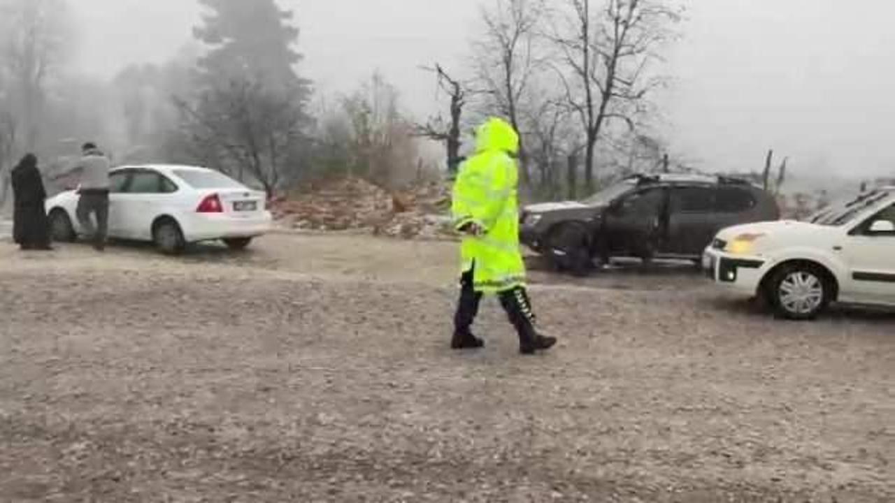 Bursa'da kar yağışıyla hayat durdu: İlçe yolları kapandı