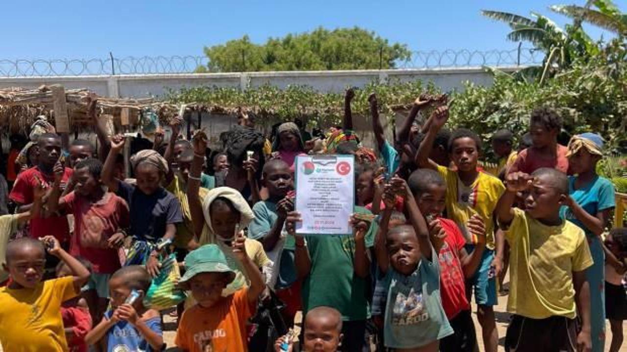 Hediye kabul etmeyen &ouml;ğretmenlerin adına Afrika'daki &ccedil;ocuklara &ccedil;ikolata dağıttılar