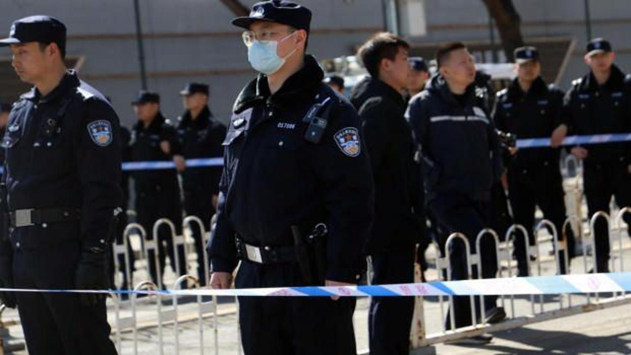 Son bir haftada &uuml;&ccedil;&uuml;nc&uuml; saldırı! ilkokul &ouml;n&uuml;nde ara&ccedil; kalabalığın i&ccedil;ine daldı