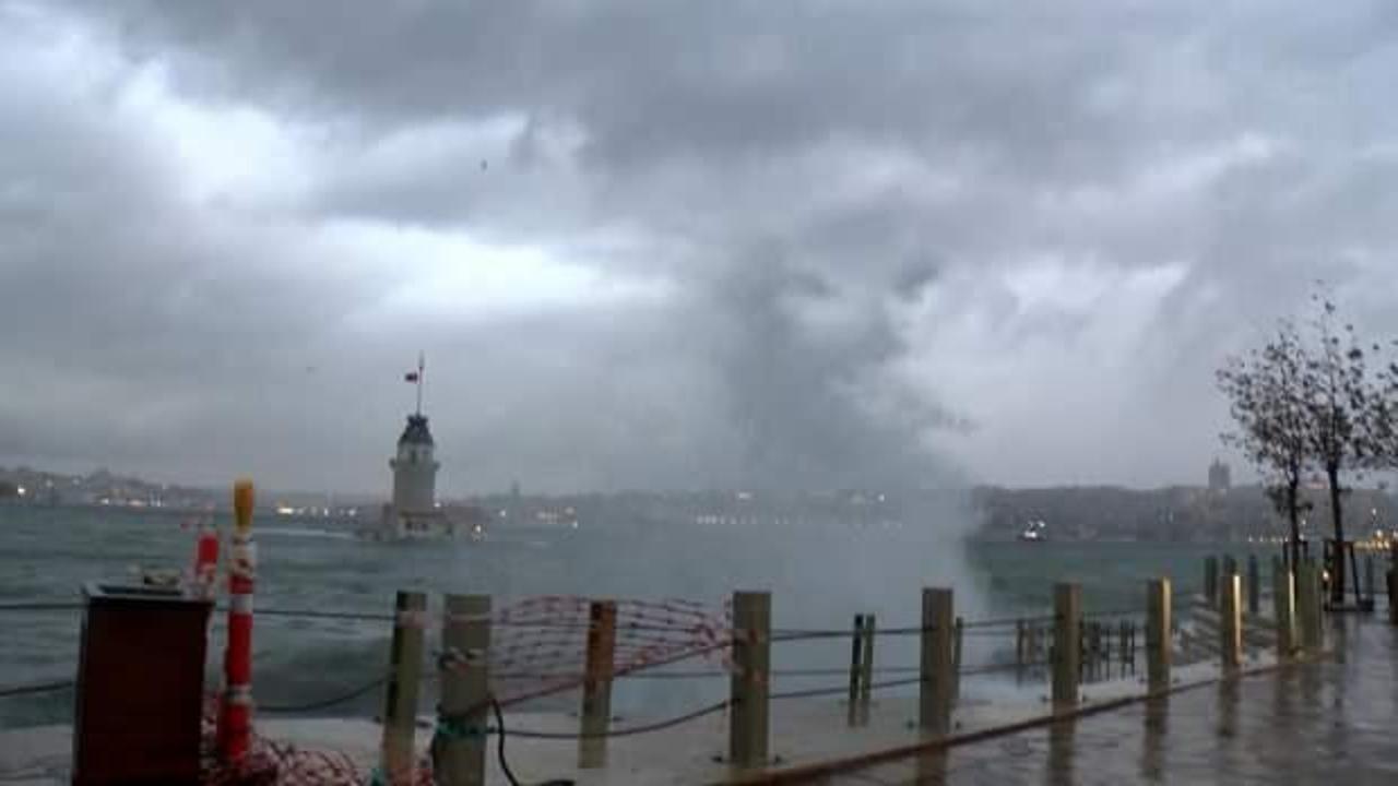 İstanbul'da kuvvetli lodos: Uçaklar havada tur atıyor