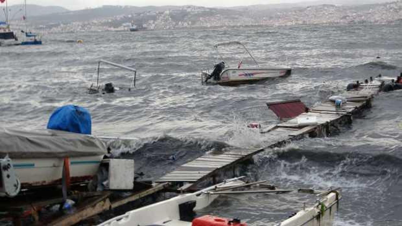 Kocaeli&rsquo;de sağanak ve fırtına nedeniyle tekneler battı