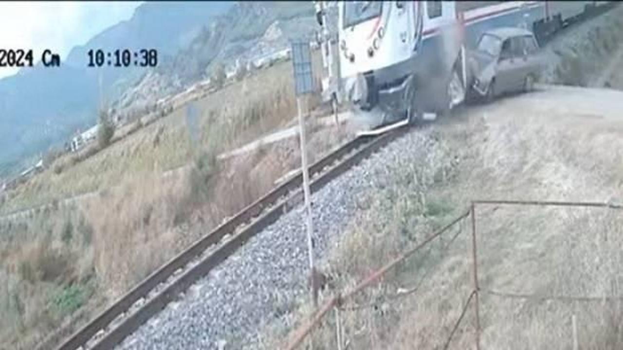 Yolcu treni ile otomobil çarpıştı
