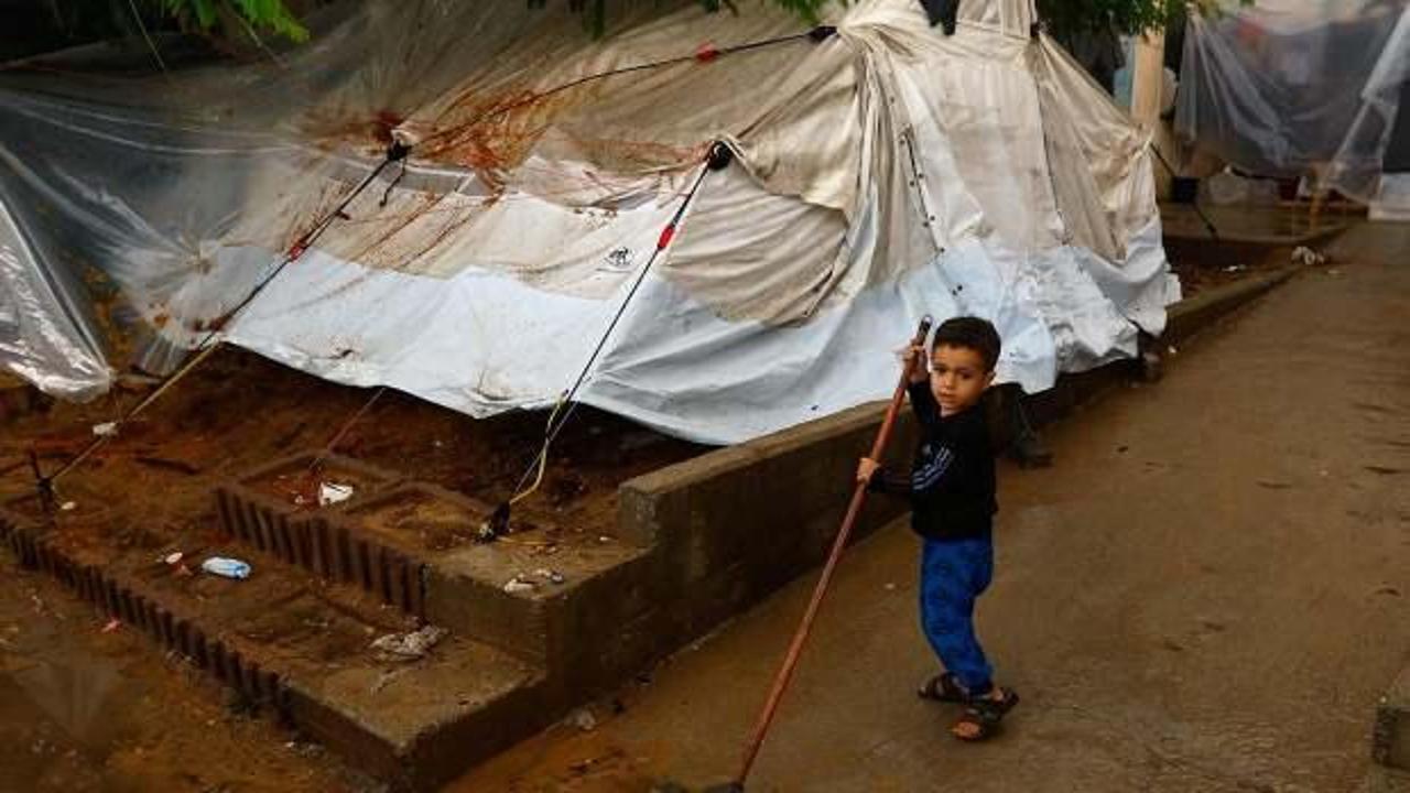 Gazze, sadece savaşla mücadele etmiyor...Yağmur çileyi ikiye katladı!