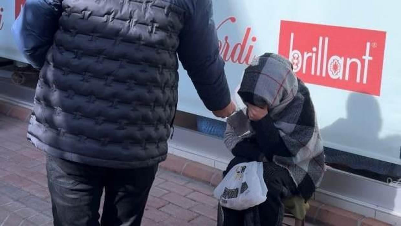 Cebindeki t&uuml;m parayı dilenciye veren esnaf sosyal medyayı salladı