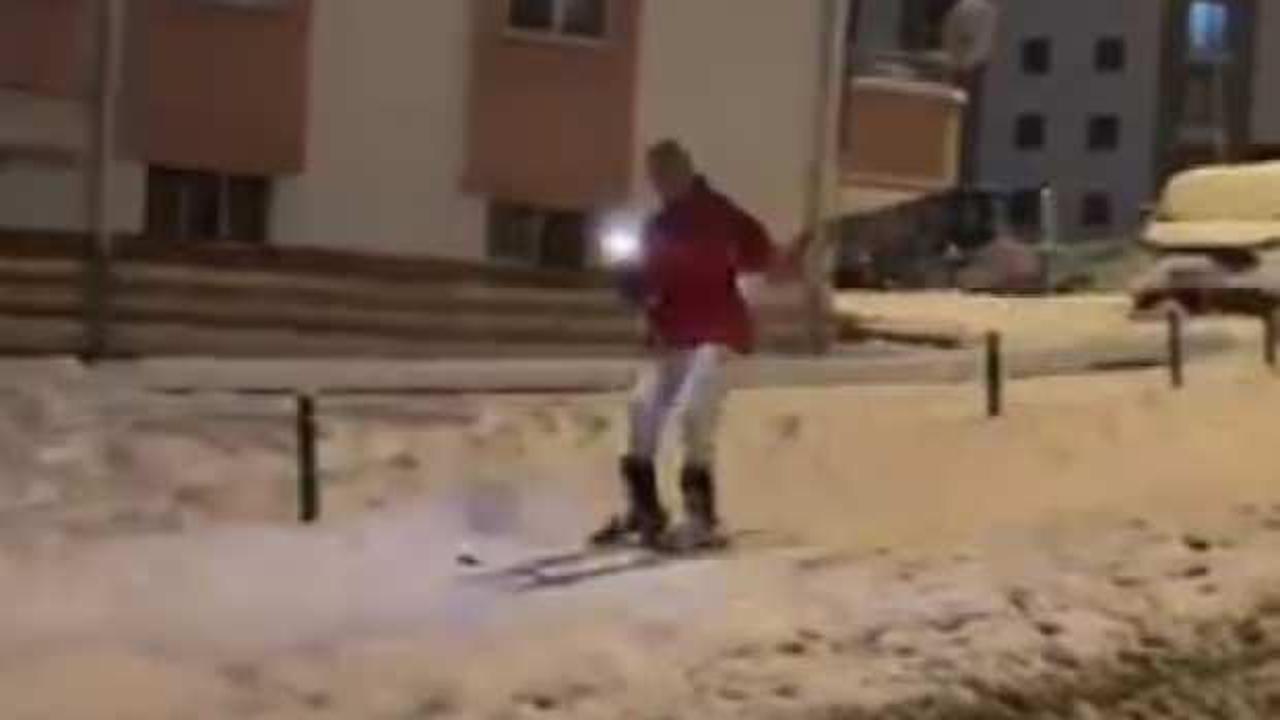 Gören şaştı kaldı: Şehir merkezinde kayak takımlarıyla kaydı!