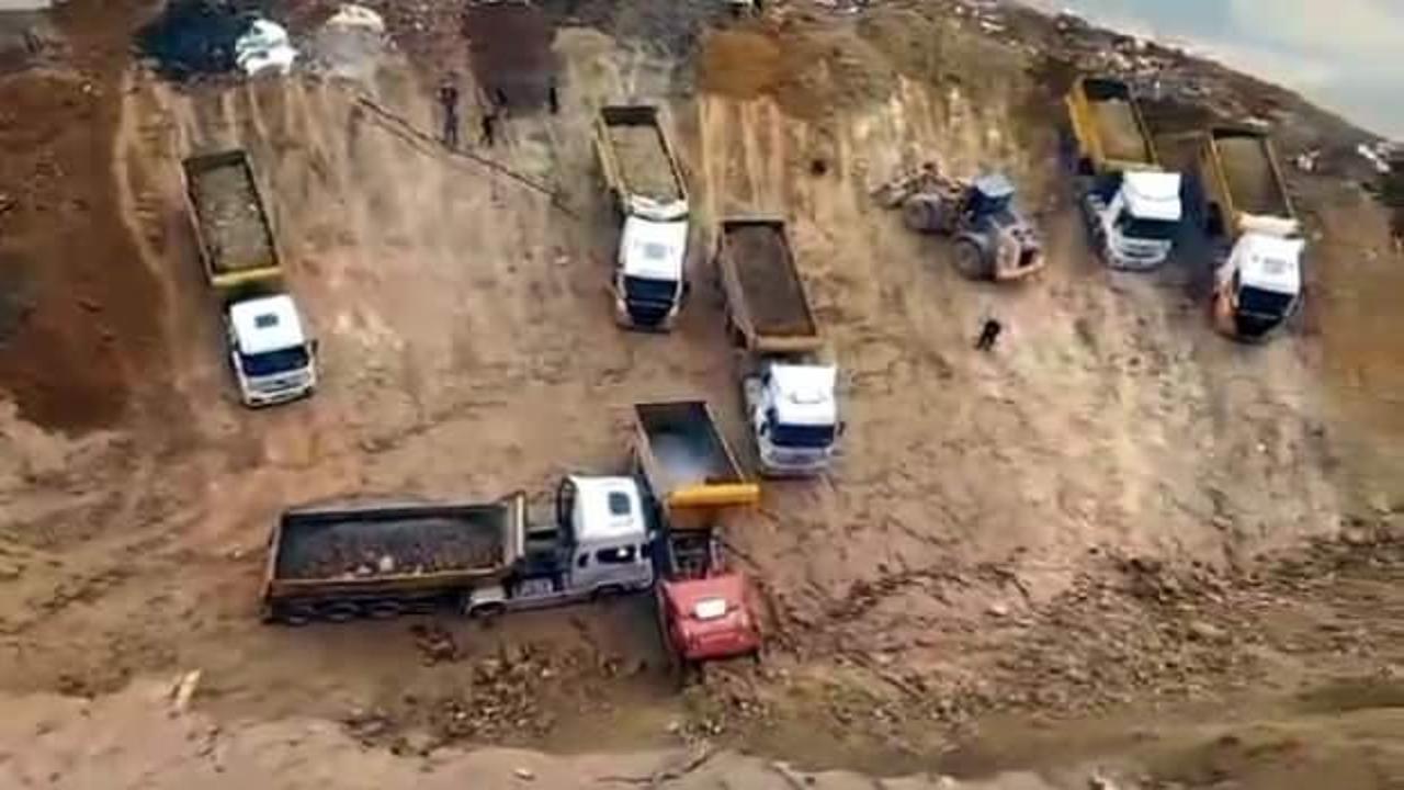 Hafriyat döküm sahasında toprak kaydı, kamyon şoförleri tehlike atlattı