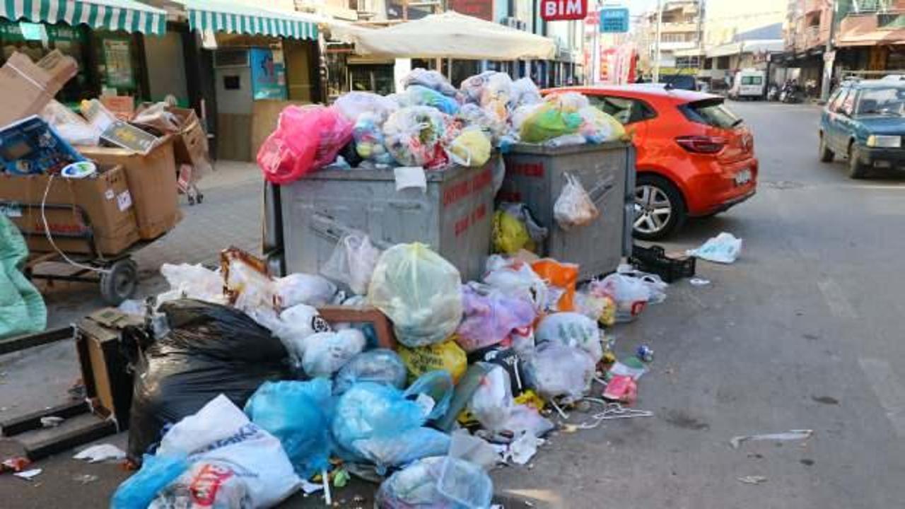 İzmir Bayraklı'da çöp yığınları oluştu