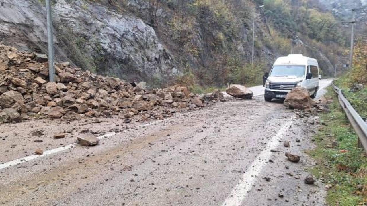 Karab&uuml;k-Zonguldak kara yolunda heyelan: Ulaşım aksadı