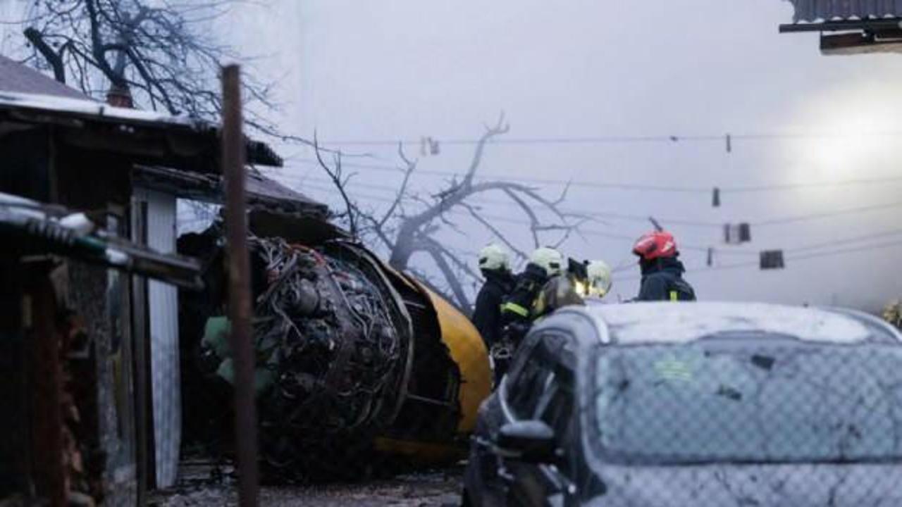 Kargo u&ccedil;ağı evin &uuml;zerine d&uuml;şt&uuml;