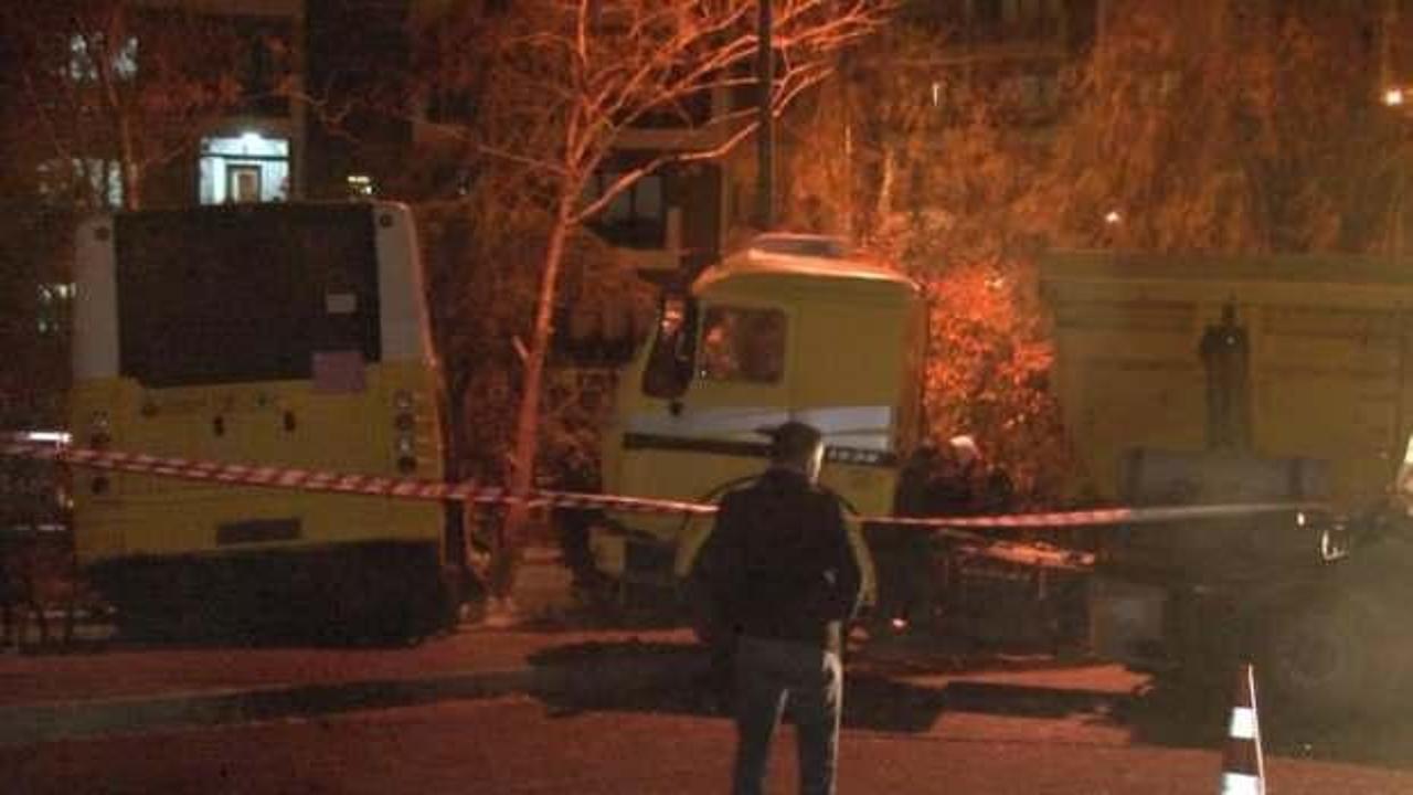 Kontrolden çıkan İETT otobüsü park halindeki kamyona çarptı