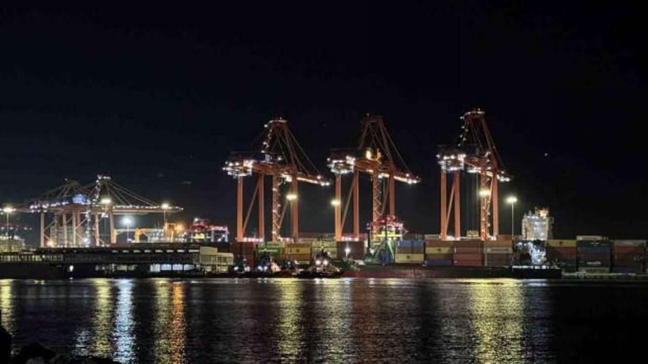 Mersin açıklarında yan yatan yük gemisi için tahliye işlemi başlatıldı!