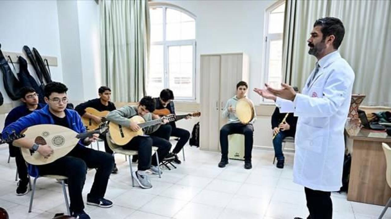 &Ouml;ğretmeninin y&ouml;nlendirmesiyle tanıştığı musiki sayesinde derslerini daha verimli işliyor