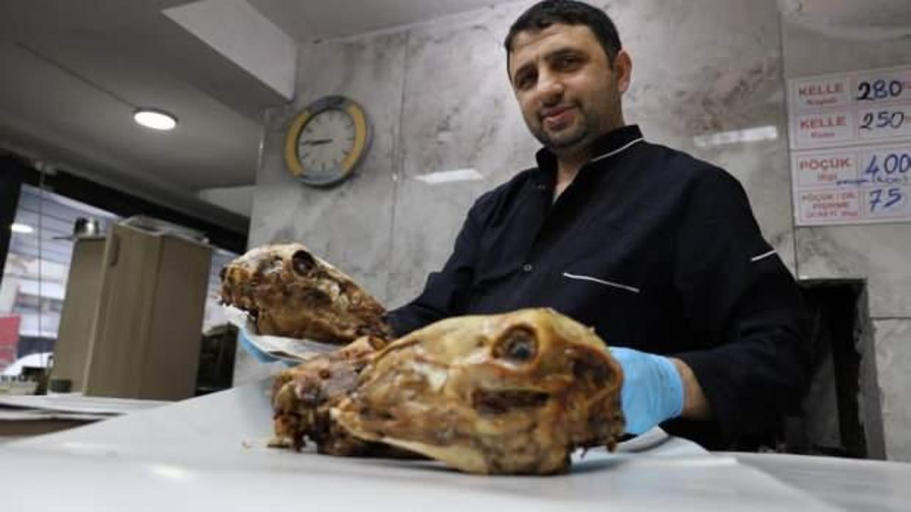 Saatlerce pişiriliyor baltayla yarılarak servis ediliyor