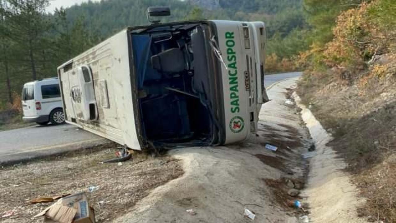 Sakarya'da ilkokul öğrencilerini taşıyan midibüs devrildi, 10 kişi yaralandı