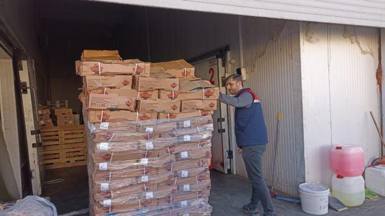 Şanlıurfa'da ele ge&ccedil;irildi: Tam 1 ton 200 kilogram tarihi ge&ccedil;miş tavuk eti!