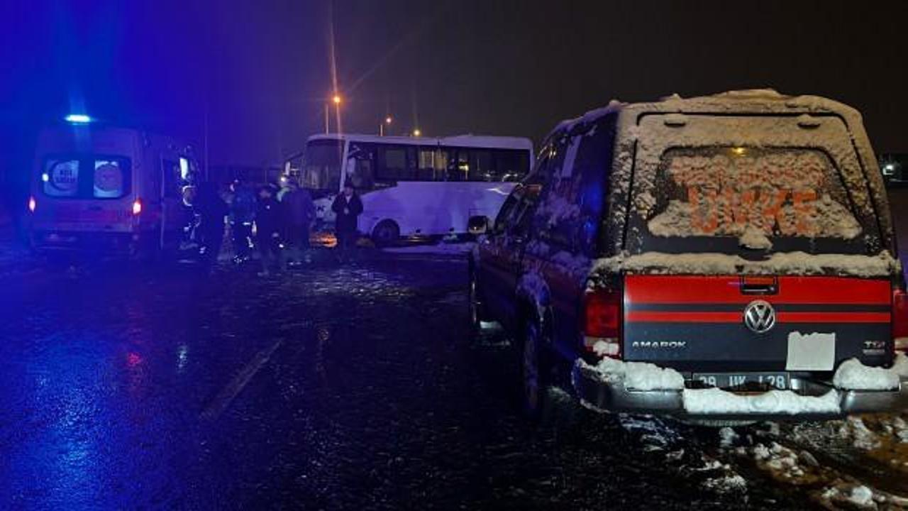 Servis midib&uuml;s&uuml; ile yolcu otob&uuml;s&uuml; &ccedil;arpıştı: 17 yaralı