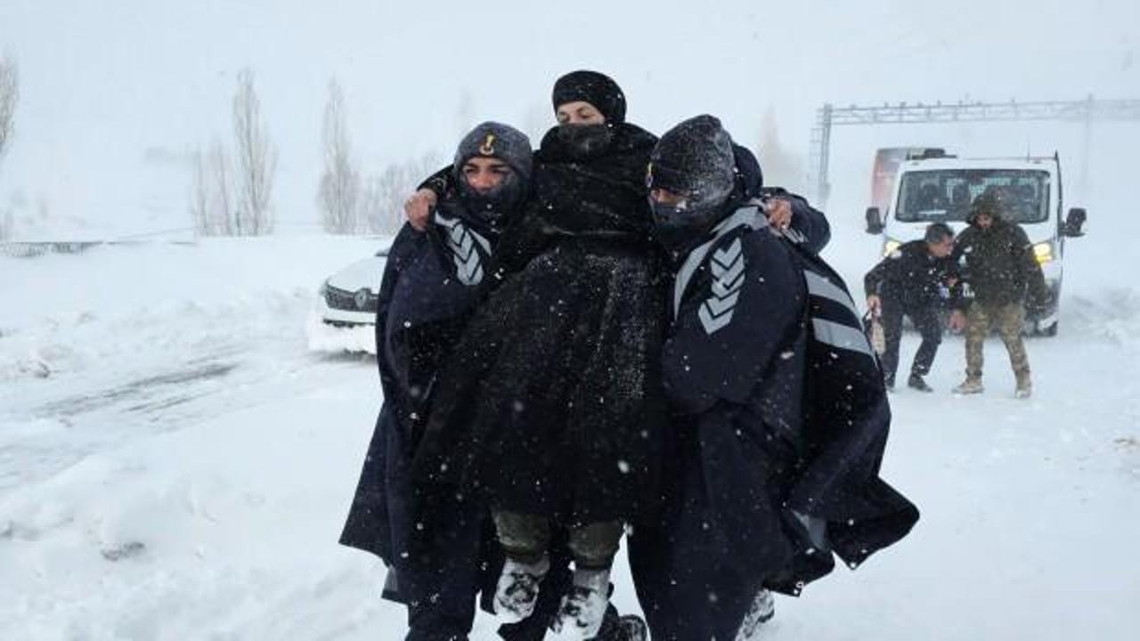 Kar, Sivas'ı esir adlı: Mahsur kalan 600 kişi tahliye edildi