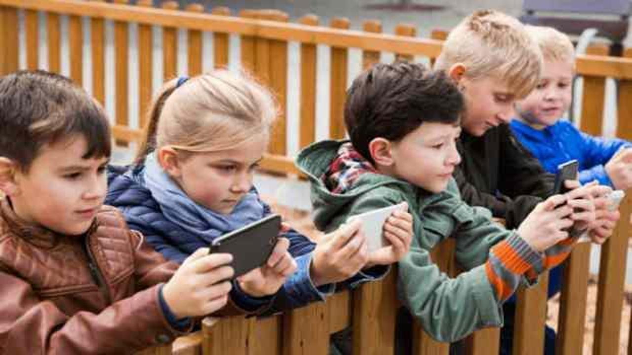 Türkiye düğmeye bastı: 13 yaş altı çocuklara sosyal medya sınırı!